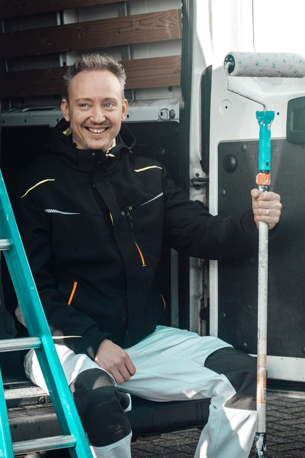 Vincent Janssen van Janssen Schilderwerken met verfroller in de hand